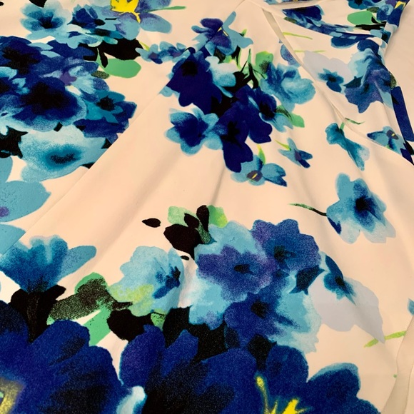 Beautiful Blue Floral Dress💙 size 4, gently worn! - Picture 6 of 6